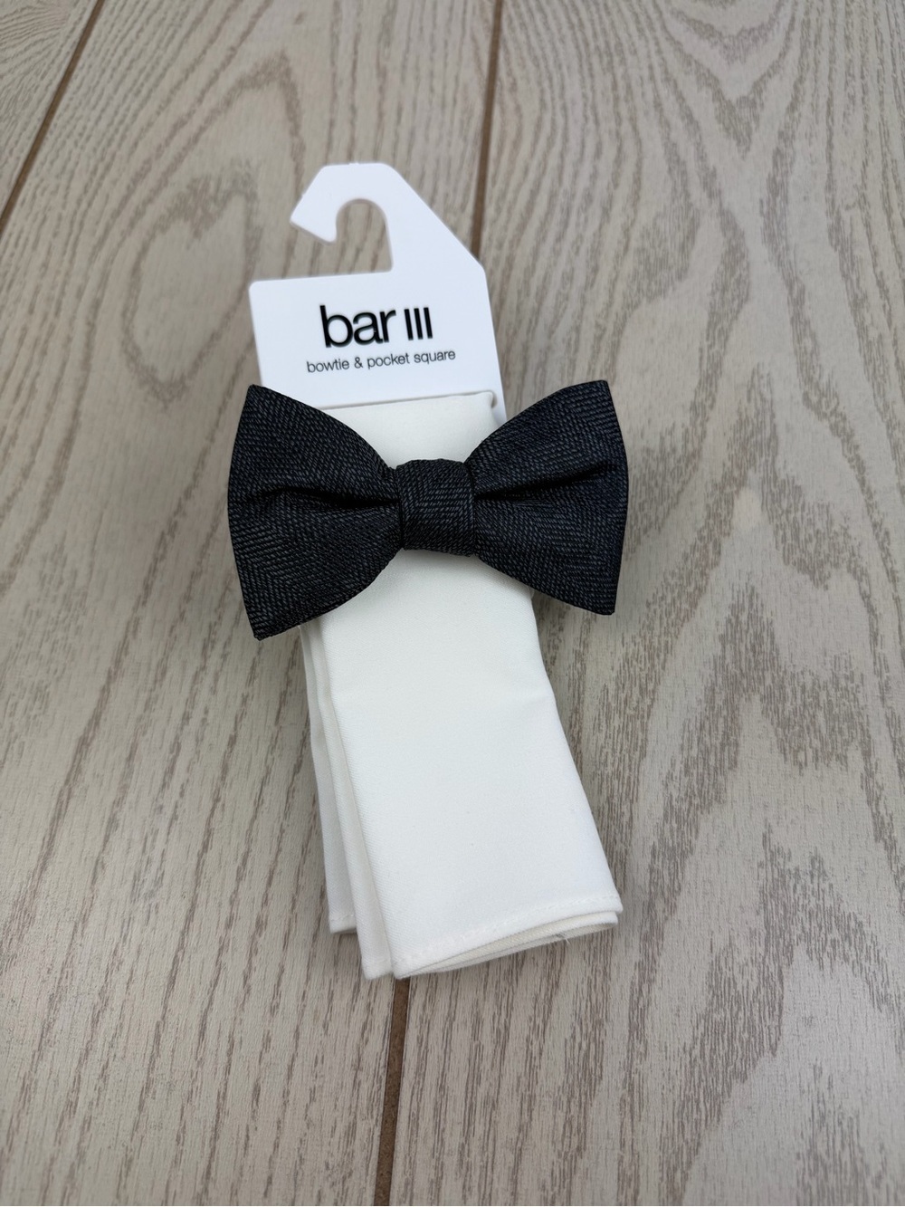 876 Bar III Men's Bowtie & Pocket Square Set OS Black & White $55